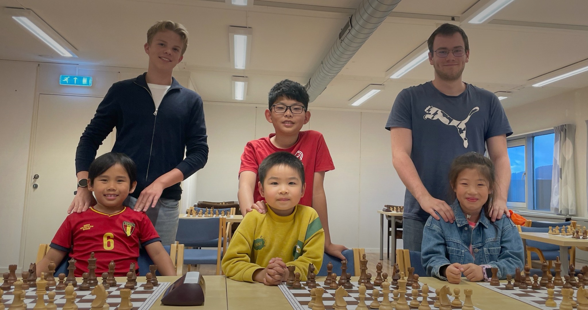 Barn og ungdom på sjakktrening i Hell Sjakklubb – aktiv sjakklubb i Trondheim med fokus på utvikling og sjakkglede.