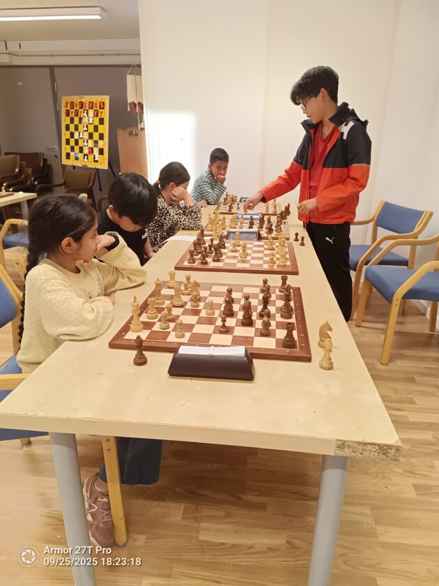 Barnesjakk i Trondheim – unge sjakkspillere trener og spiller partier på Tirsdagsakademiet