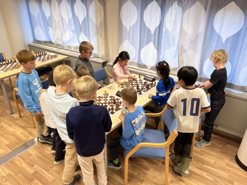 Sjakk i Trondheim – barn og ungdom på sjakktrening i Hell Sjakklubb sitt Tirsdagsakademi